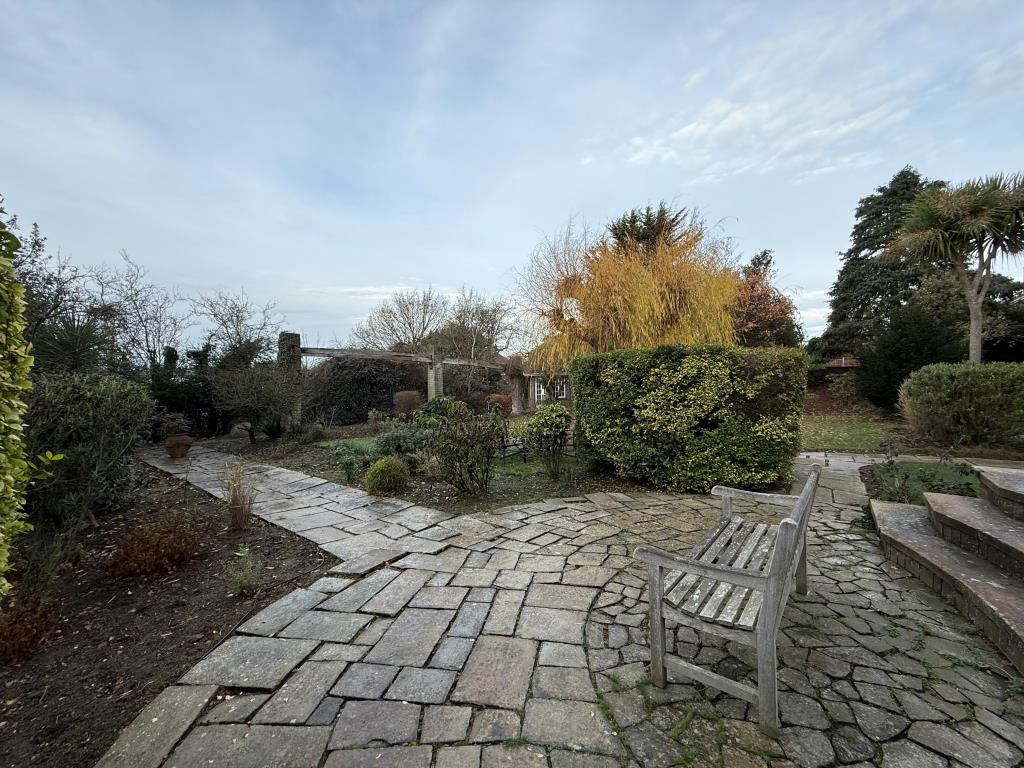 Lot: 59 - NEWLY REFURBISHED TWO-BEDROOM FLAT IN COASTAL LOCATION - Other view of communal gardens